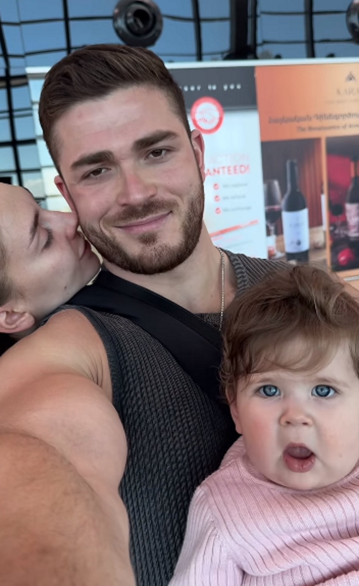 Татьяна Мусульбес с Романом Капаклы и дочкой Мией. Фото: соцсети