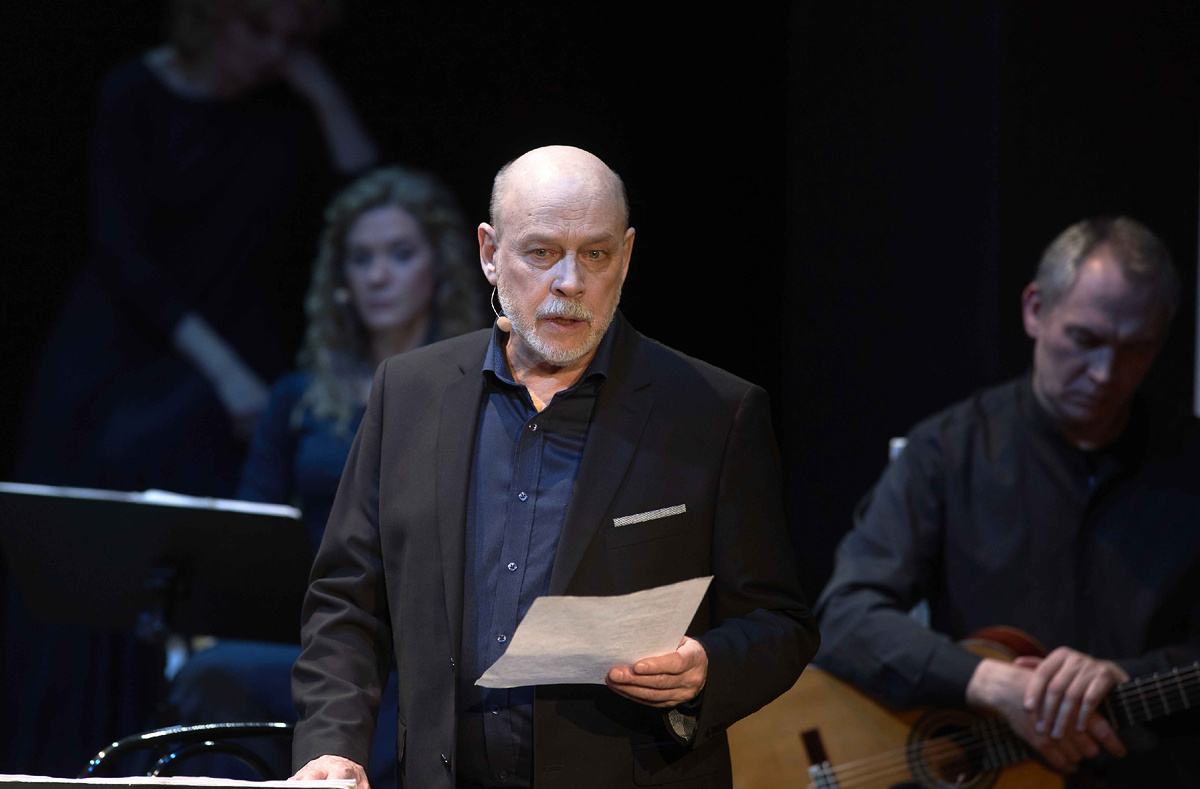 Александр Бордуков в спектакле "День Левитанского" Театра музыки и поэзии Елены Камбуровой