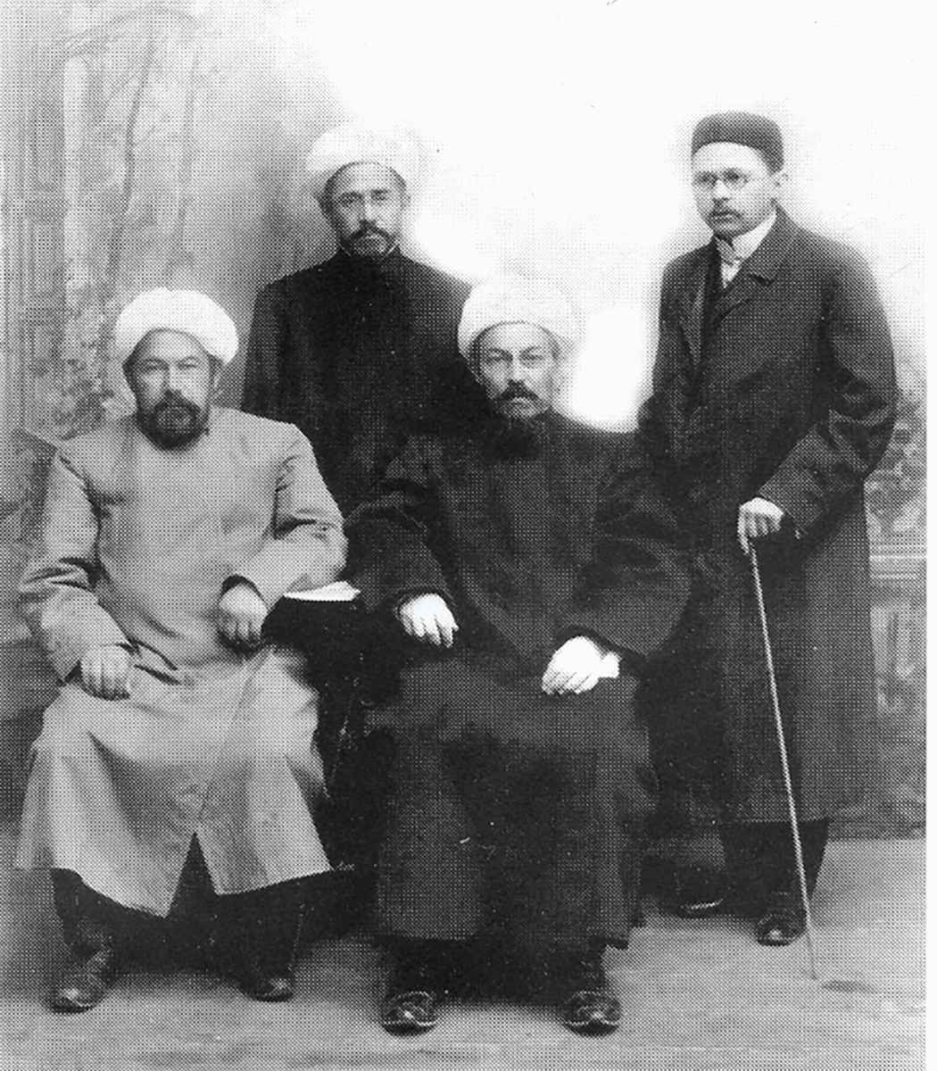 
Слева направо: Габдулла Апанаев, Салихзян и Габдулла Баруди, Габдельхамит Казаков. Вологда, 1908 год