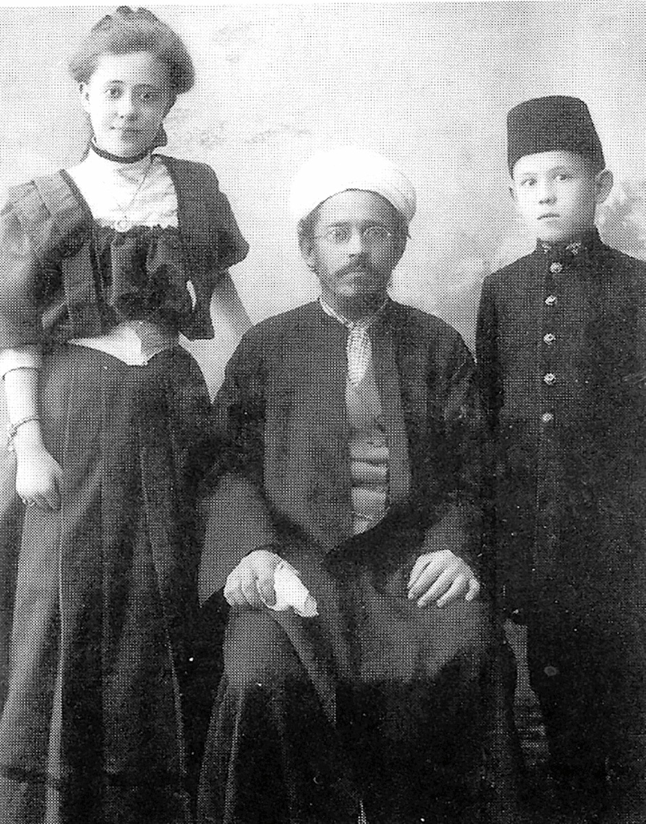 
На фото: Амина Галиева вместе с отцом Салихзяном Галиевым-Баруди в Стамбуле.1909 год