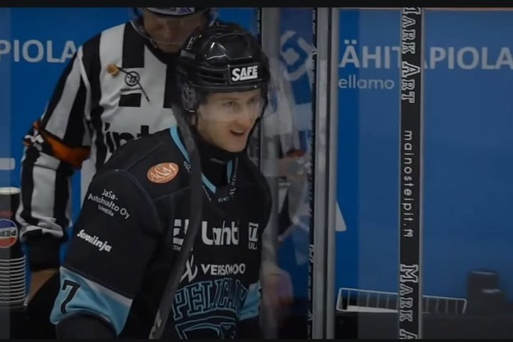 скриншот видео "Wyatt Kalynuk taklaa törkeästi kyynärpäällä suoraan päähän ulosajon arvoisesti"