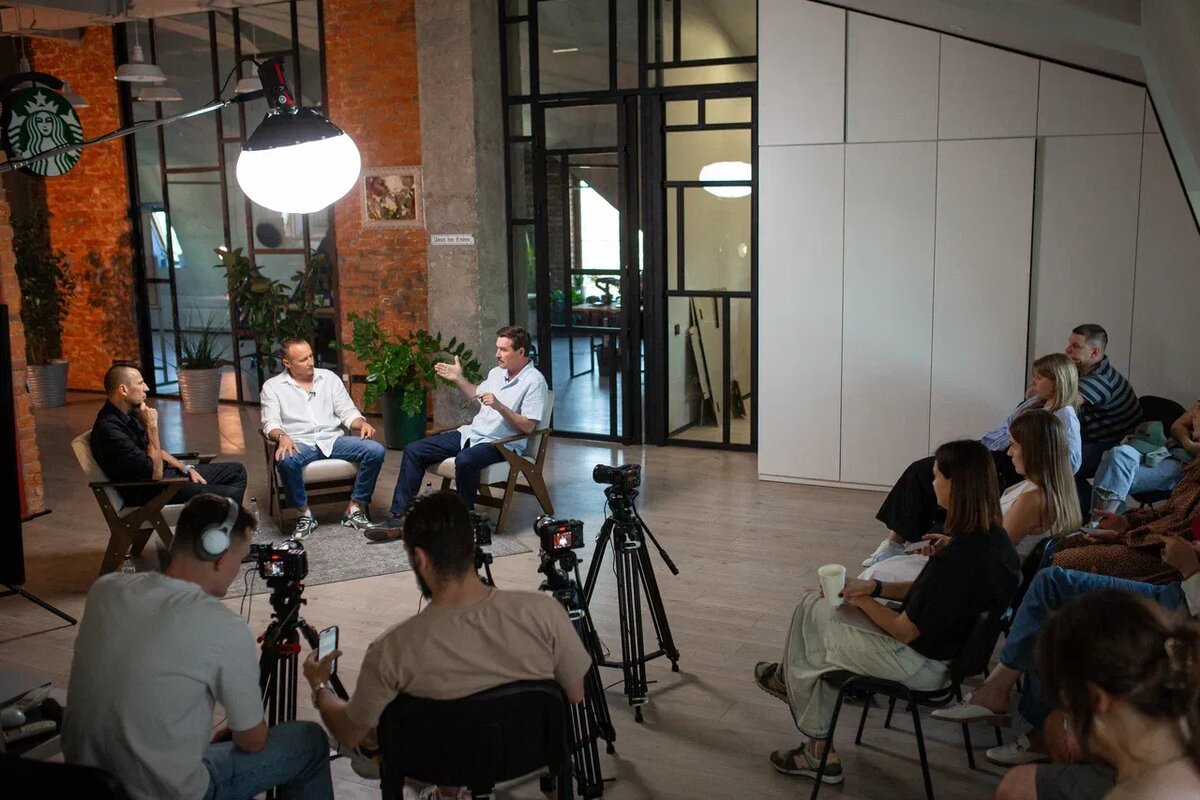 Съемки интервью в офисе Клерка / Фото Игорь Дикин