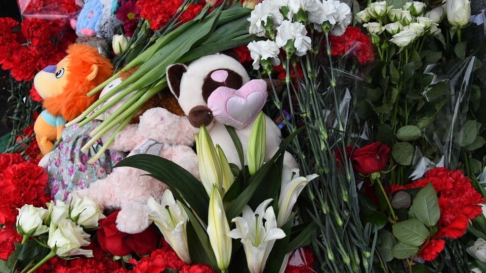 Угробил чужого ребенка и двух своих: на Алтае проходят похороны погибших в страшном ДТП детей