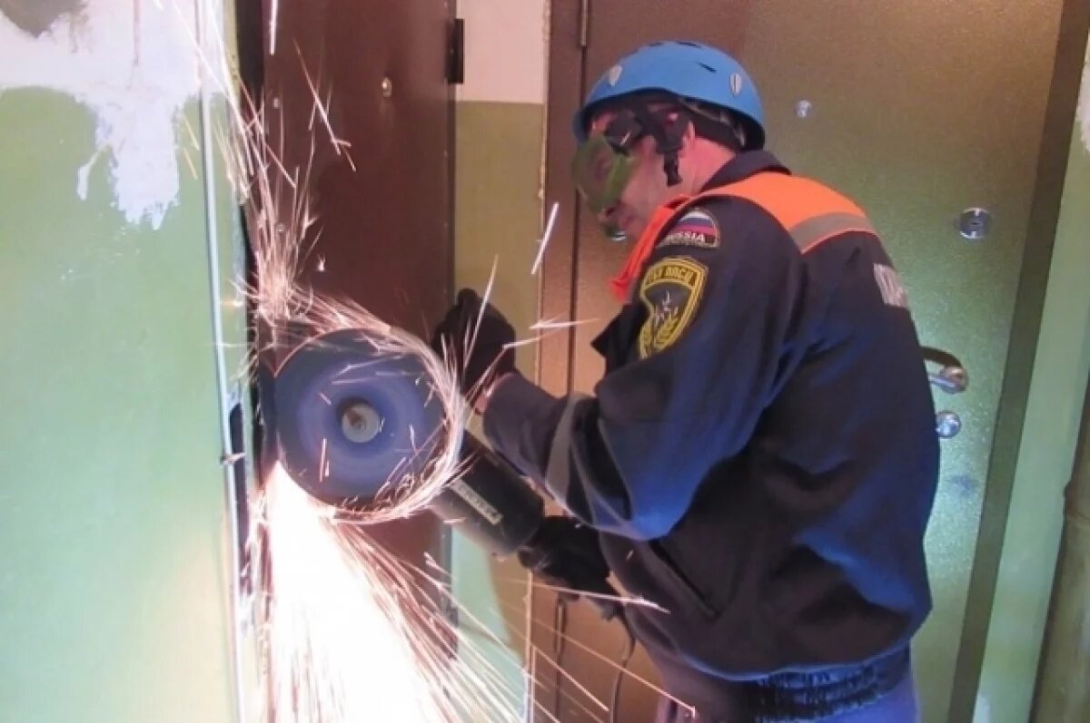    Полиция взломала дверь, чтобы спасти 3-летнего мальчика в Калининграде