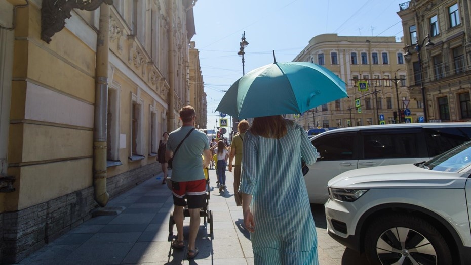    Жаркая погода в Петербурге. Прохожие спасаются под привычными зонтами Автор фото: Ермохин Сергей