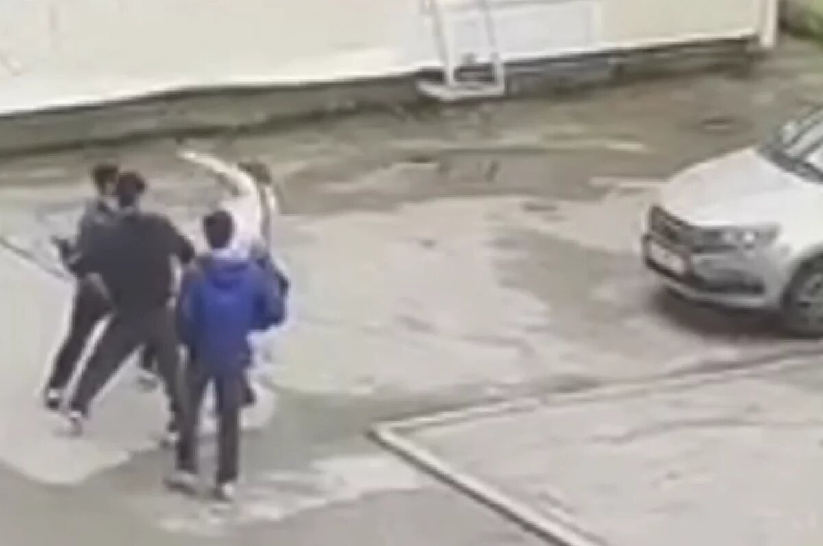    Семью малолетнего мигранта выслали из Петербурга после избиения соседа