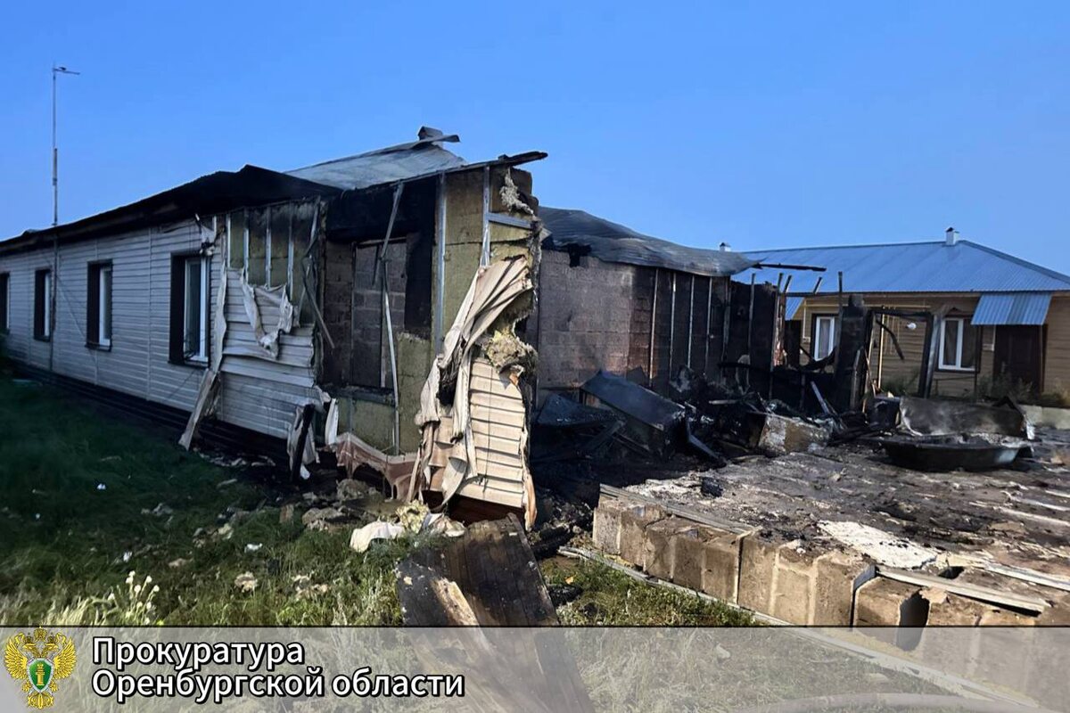    Ночью из-за взрыва газа в селе Оренбургской области частично обрушился дом