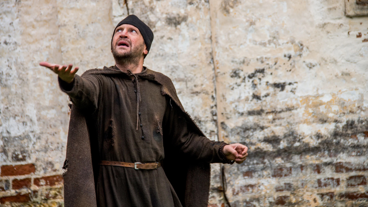 Кадр из фильма "Монах и Бес"