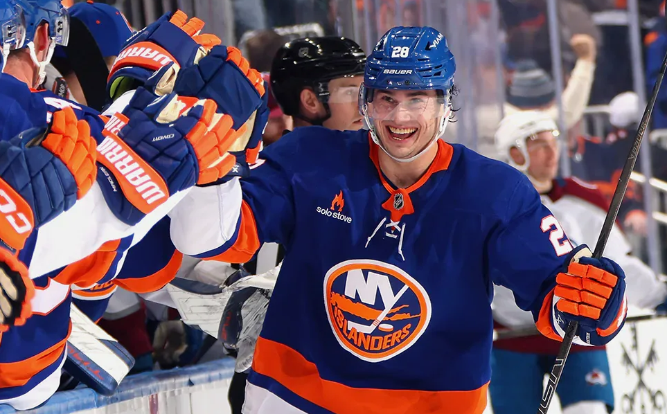 Александр Романов заключил новый выгодный контракт с "Айлендерс". Фото: соцсети