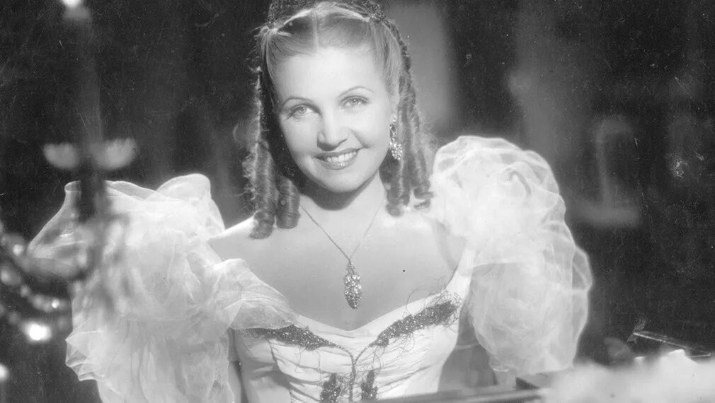 Тамара Макарова в фильме "Маскарад" по одноимённой драме М.Ю. Лермонтова (1941). Фото из открытого источника