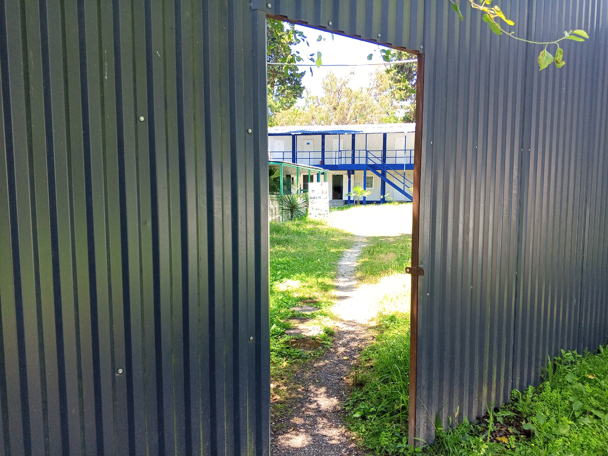 Вход на территорию третьего корпуса со стороны столовой