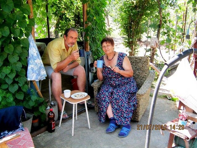 Вот так, за кружкой пива моя хозяйка и Муза в одном лице вкладывает в мою голову один сюжет за другим..