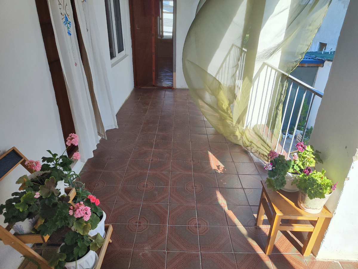 второй этаж куда просится стол со стульями