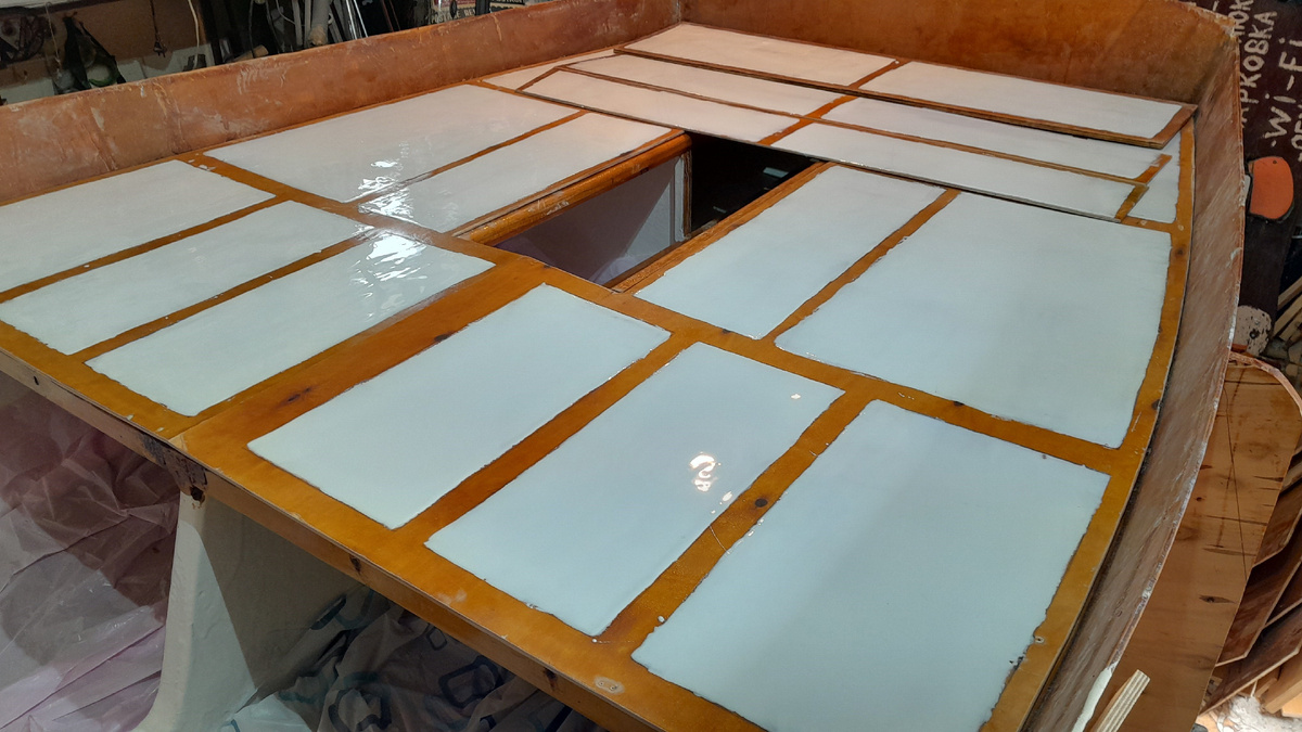 Глянцевый блеск, равномерное покрытие. (потолок в рубке над спальным местом)