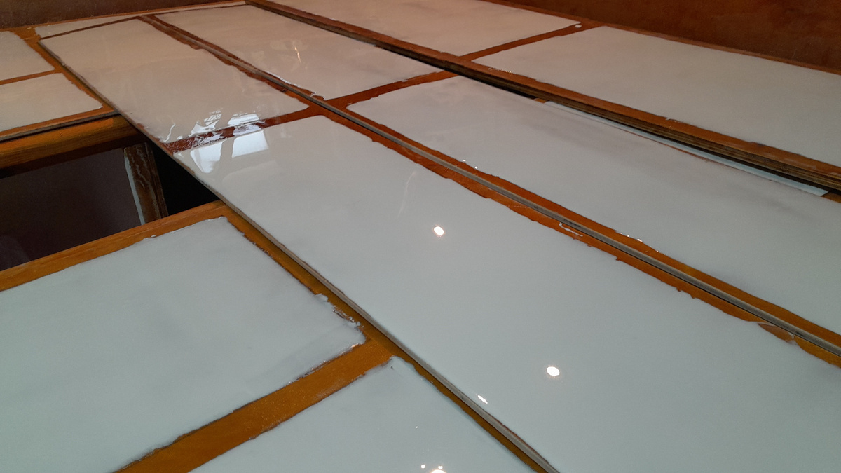 Неокрашенные промежутки оставлены под клей