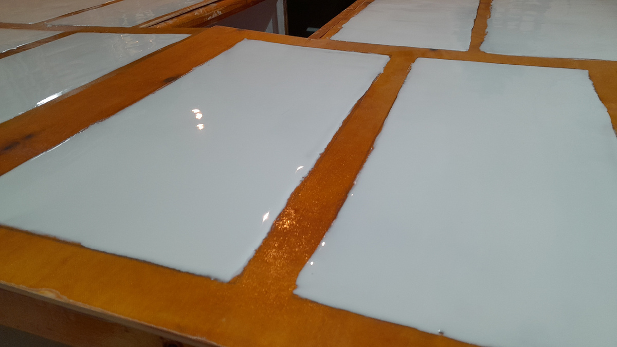 Это нижняя сторона банки. Ее потом намажем смолой и перевернем