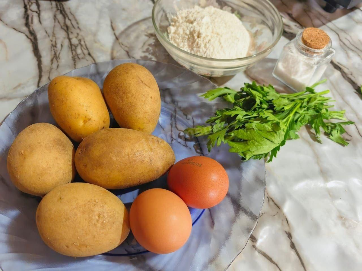 Как сделать картофельные галушки ? Возьмите все необходимые ингредиенты. Для теста, кроме соли, можете взять и другие специи по вкусу. Хорошо подойдут черный или душистый молотый перец, сушёный чеснок, паприка. Картошку тщательно помойте, лучше с щеткой.