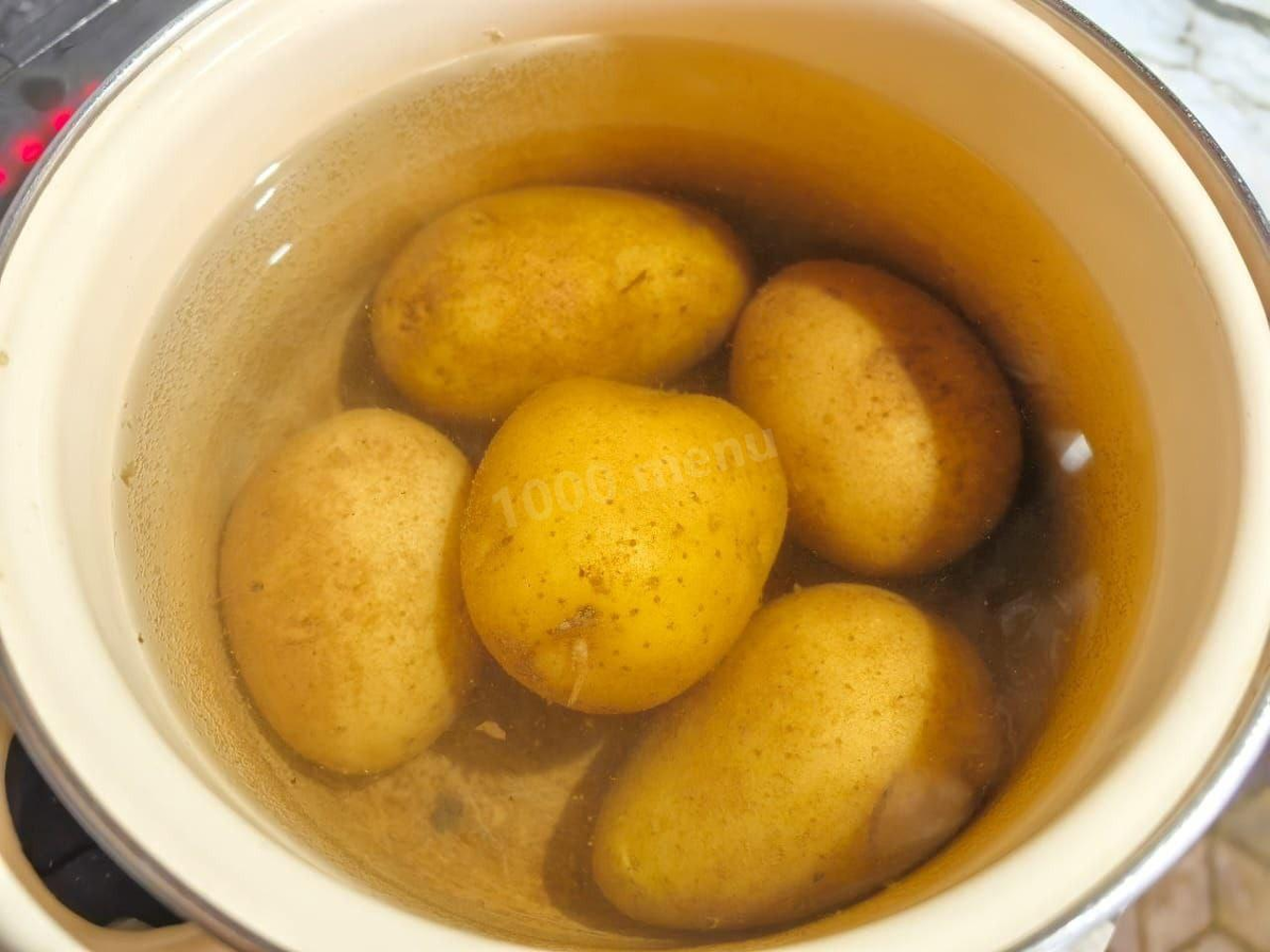 Картошку отварите в мундире до полной готовности. Точное время будет зависеть от размера картошки и её сорта. В среднем понадобится около 20-30 минут. Молодая картошка сварится быстрее.