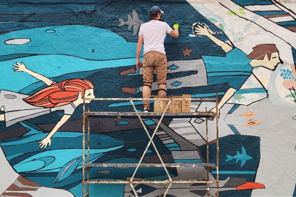    Павел всё чаще совмещает свою работу художника с наставничеством. Уже второй год он является куратором популярного среди молодёжи фестиваля «СтарТуй» в Сыктывкаре. Фото: личный архив.