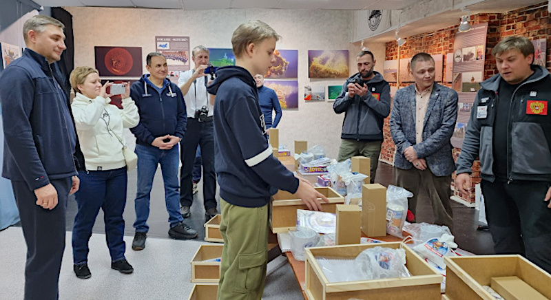 Подготовка посылок к отправке. Фото: руководитель проекта Галина Лоскутова. rgo.ru