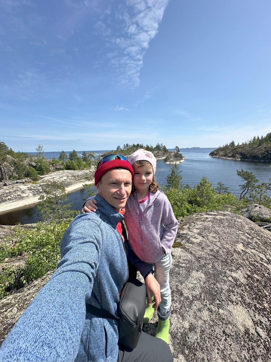 Бухта Остров-кит в шхерах Ладоги, я с дочкой