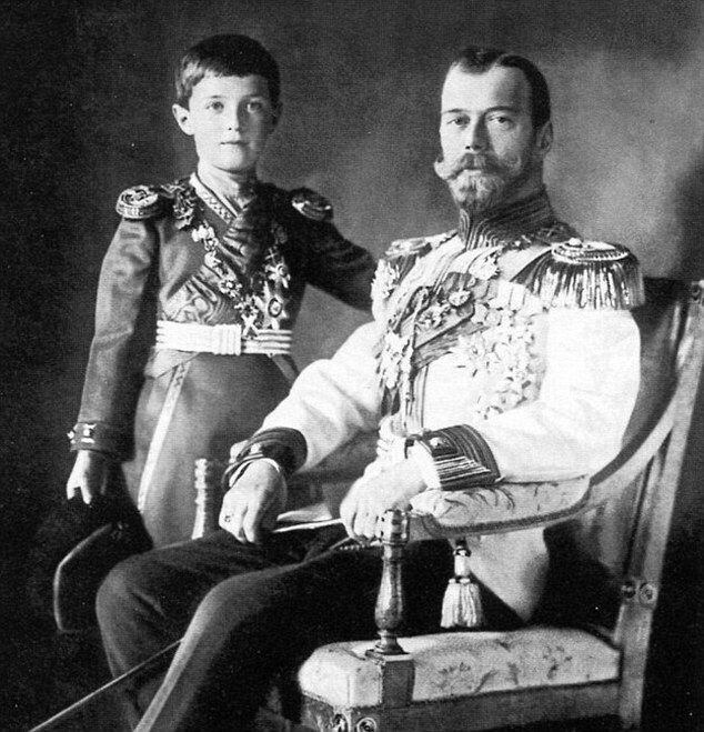Николай II и цесаревич Алексей