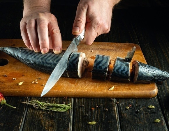 "Все просто": вот как засолить скумбрию дома — так делают на Севере