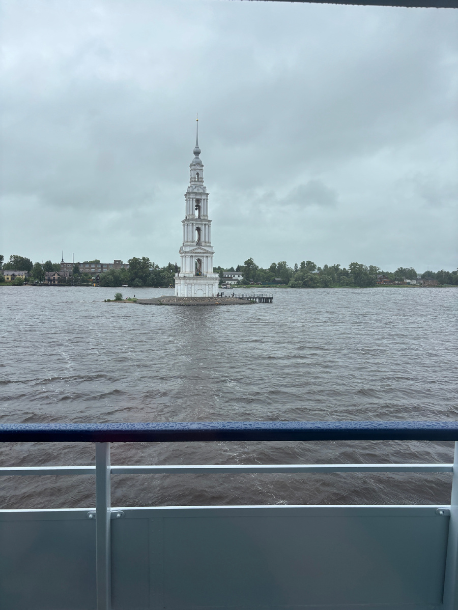 Фото автора. Изначально (до затопления) колокольня была бирюзового цвета с белыми колоннами, но горожане проголосовали за белый 