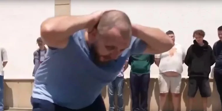 Александр Вайсеро среди задержанных
Фото: скрин с видео