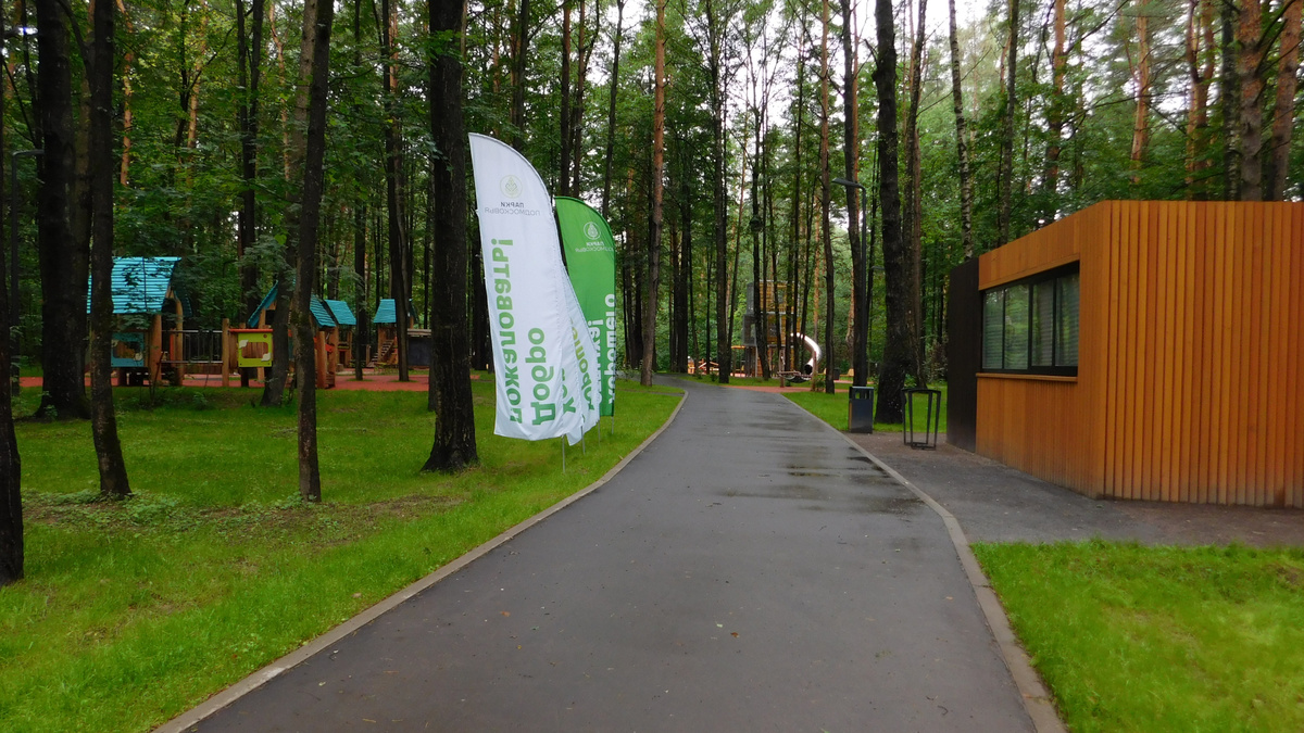 Пост охраны и детская площадка чуть поодаль