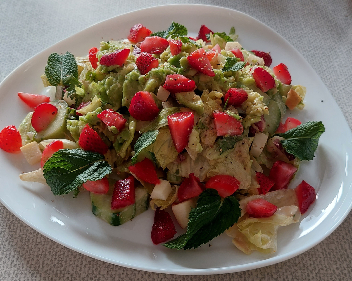 Мой обед. Салат из салатной смеси, яблока, огурца, авокадо, клубники, мяты и тахинно-апельсиновой заправки. 
