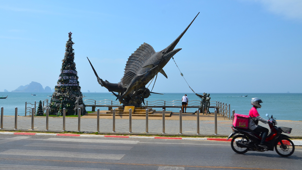 Бронзовая меч-рыба и новогодняя ёлка рядом с ней на набережной Ао Нанга. Фото автора.