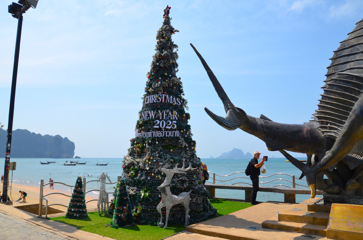 Новогодняя ёлка на набережной Ао Нанга рядом с бронзовой меч-рыбой. Фото автора.