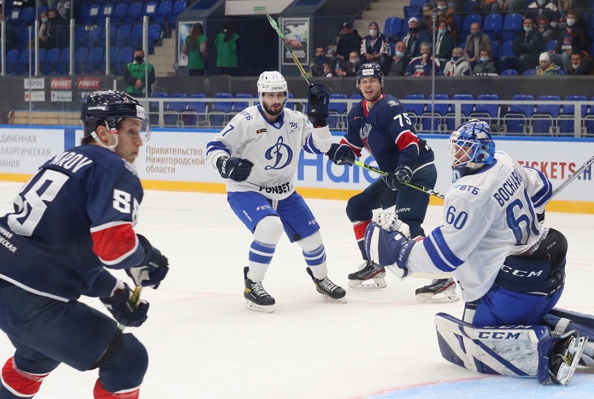    Дамир Жафяров вошёл в историю «Торпедо» как рекордсмен одного чемпионата - в сезоне 2020/21 он заработал 62 очка. На этом же снимке – игравшие у нас Иван Бочаров, Вячеслав Войнов и Зият Пайгин