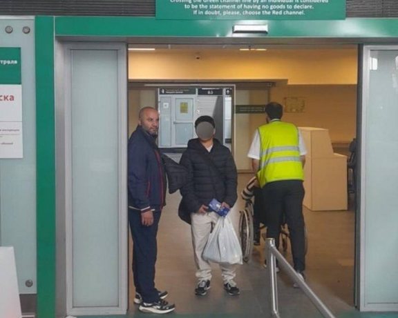 Вся семья в слезах перед депортацией: всех родственников депортивали за издевательства над нашим подростком