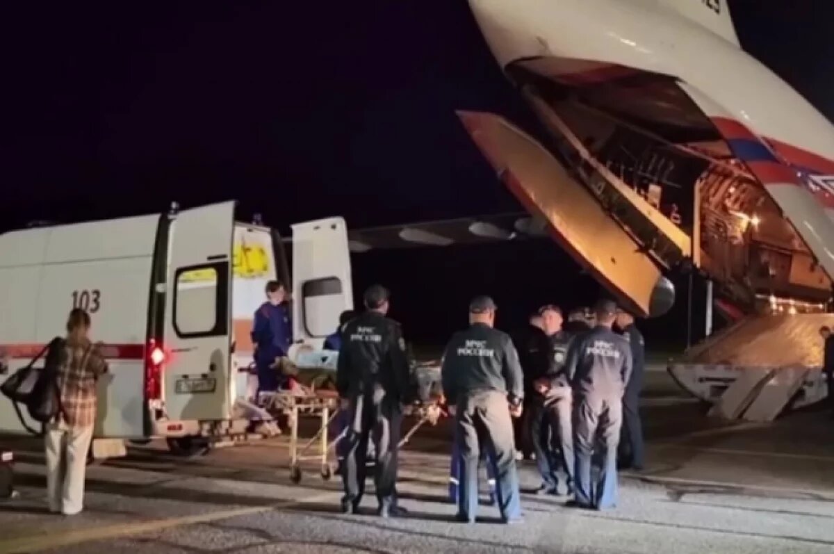    На борту самолёта МЧС находилось шесть человек в критическом состоянии