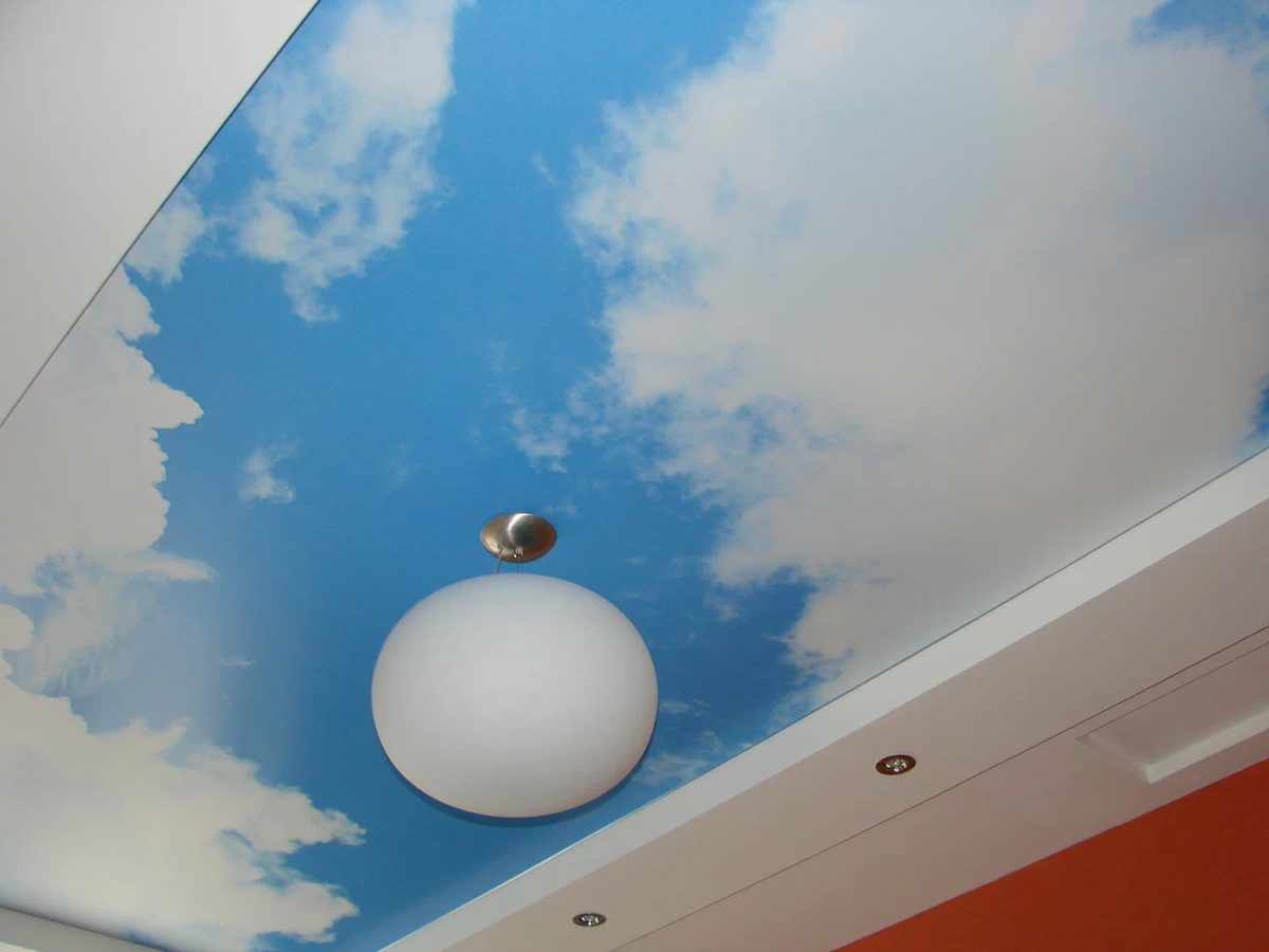 Облака на натяжном потолке.