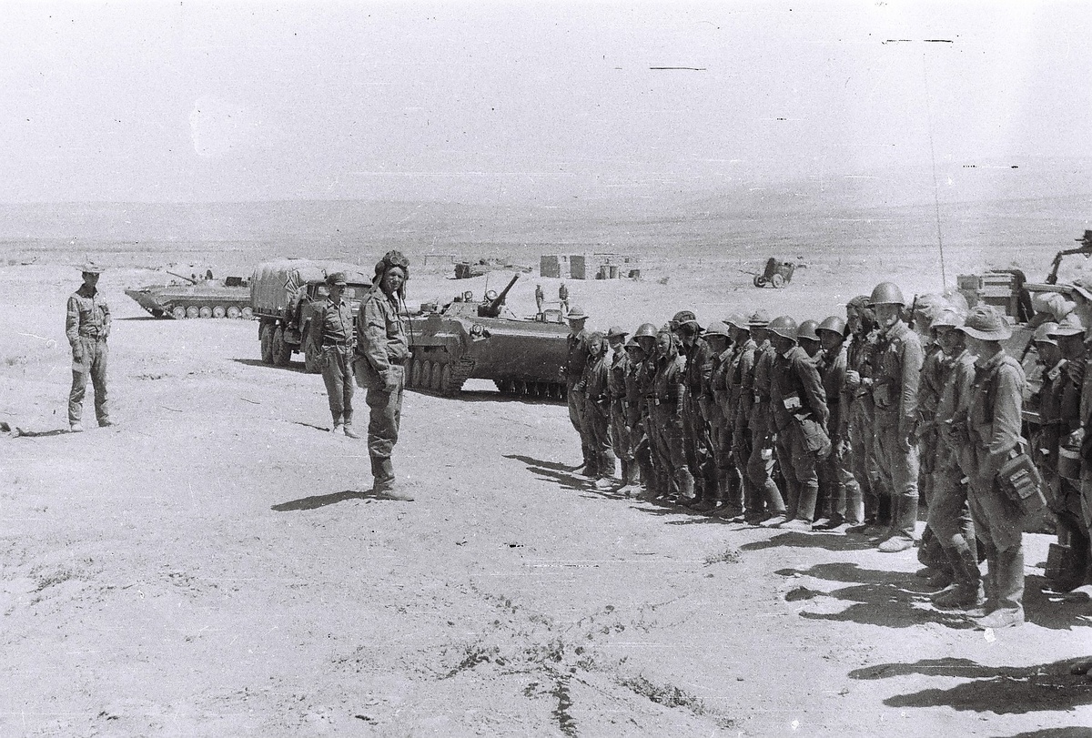 Построение перед боевым выездом, сентябрь 1985 года. Много видите бронежилетов? И я - нет... А они -есть!...))) А каски - видно сразу.