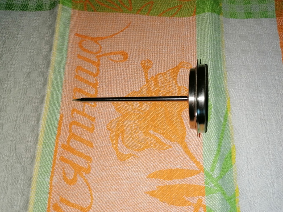 Вот так он выглядит сбоку, просто втыкают в кусок мяса заострённым концом