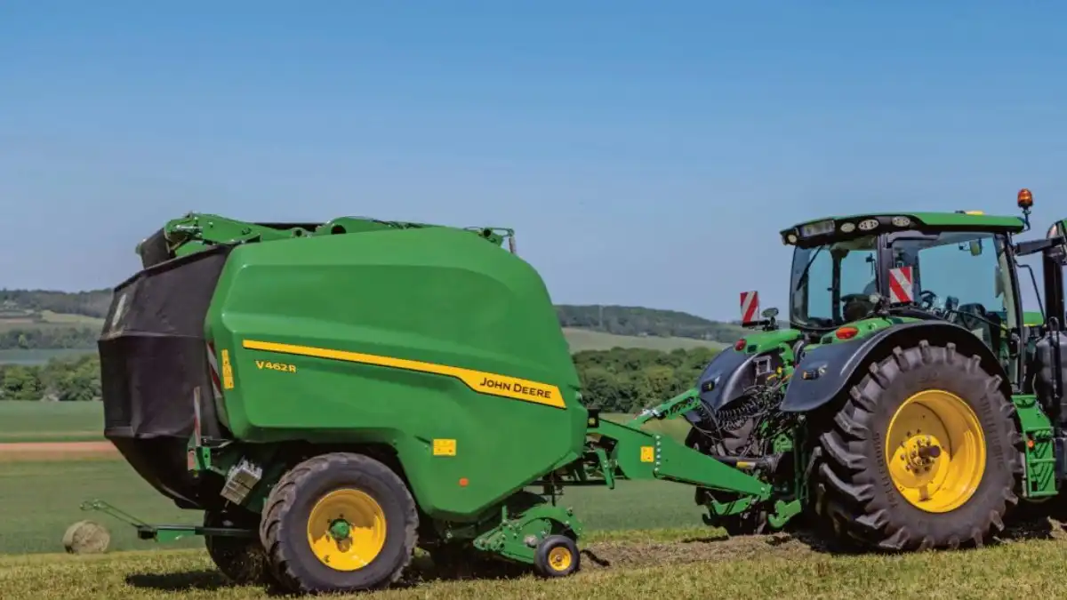 Фото: © John DeereРулонный пресс-подборщик John Deere V462R
