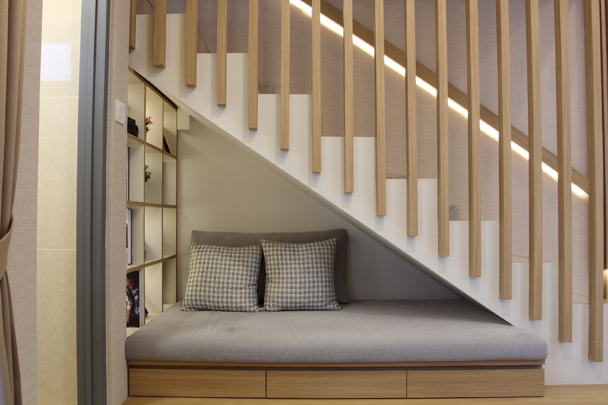 Интерьер под лестницей