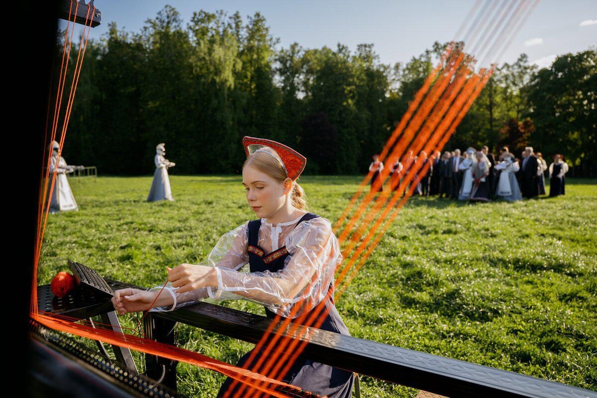 В фантастическом "Иваново Голограммс" невесты в кокошниках ткут голограммы судьбы. @Пресс-служба "Кинопоиска"