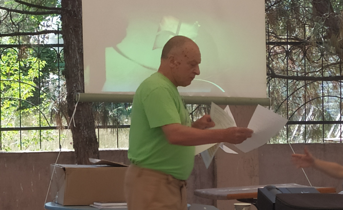 Андрей Бочаров разбирает семинарские рукописи. (с) Фото: Н. Остапцов