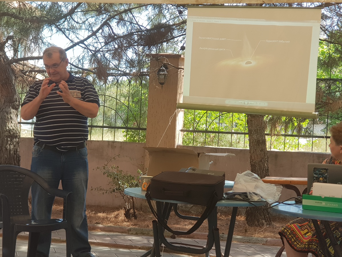 Николай Остапцов: "Чёрная дыра устроена как-то так..." (с) Фото: Е. Горобцов