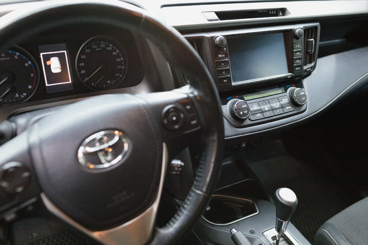 Источник фото: https://custom-heroes.ru/raboty/vid-uslugi/avtozvuk/obnovlenie-multimedia-toyota-rav4-ustanovka-teyes-cc3-13/