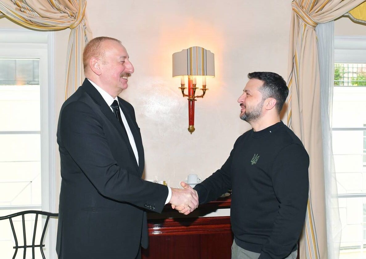    Президент Азербайджанской Республики Ильхам Алиев и глава киевского режима Владимир Зеленский / Источник: president. az
