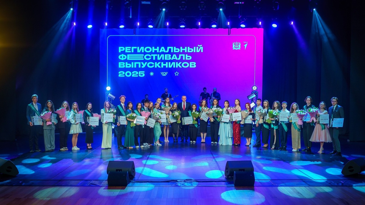    В Югре поздравили лучших выпускников школ