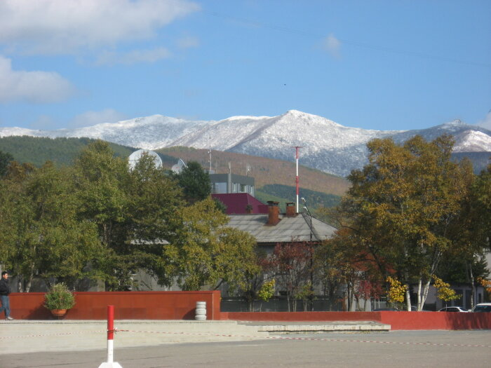 В комментариях к сообщению мэрии жители города предлагают варианты организации огромных бесплатных парковок – но это в администрации не интересно / Фото: Vostok.Today