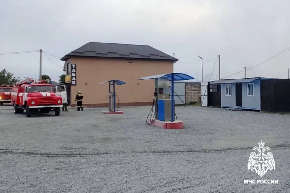    В Осетии пожарные не дали огню перекинуться с супермаркета на заправку