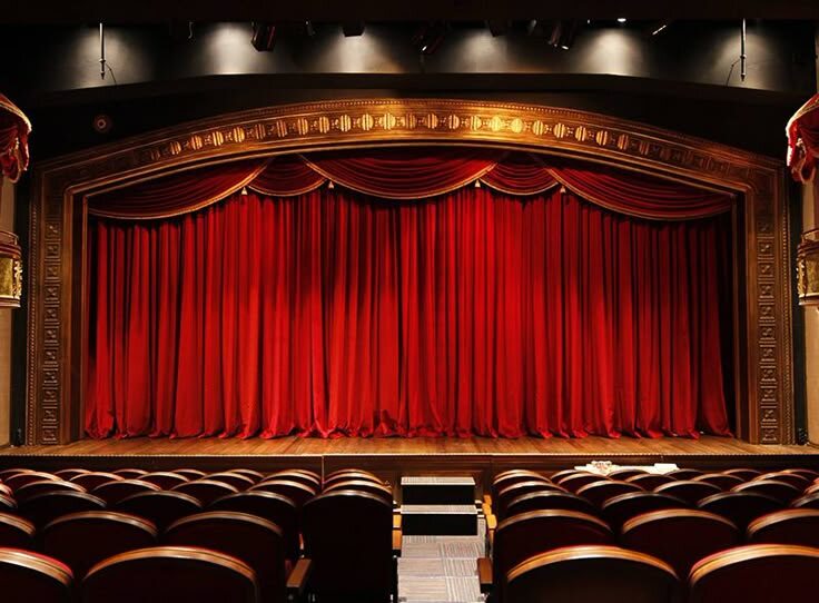 Театр – это удивительное место, где грань между реальностью и искусством порой стирается настолько тонко, что даже самые опытные актеры могут столкнуться с неожиданными ситуациями прямо во время выступления. За кулисами происходит множество забавных историй, которые становятся частью театральной легенды. Каждый спектакль – это маленькое чудо, где технические накладки, забытые реплики и непредвиденные обстоятельства могут как разрушить постановку, так и сделать её незабываемой для зрителей.